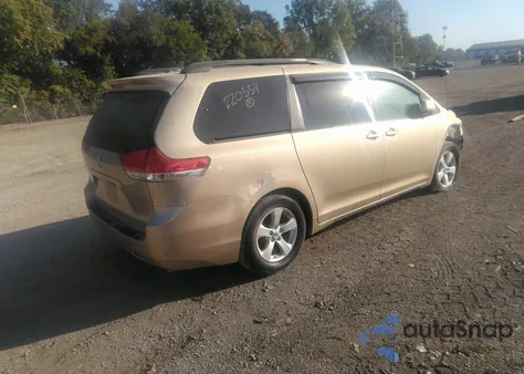 2012 Toyota Sienna Le V6 8 Passenger z USA, uszkodzony, nr VIN 5TDKK3DC9CS220554